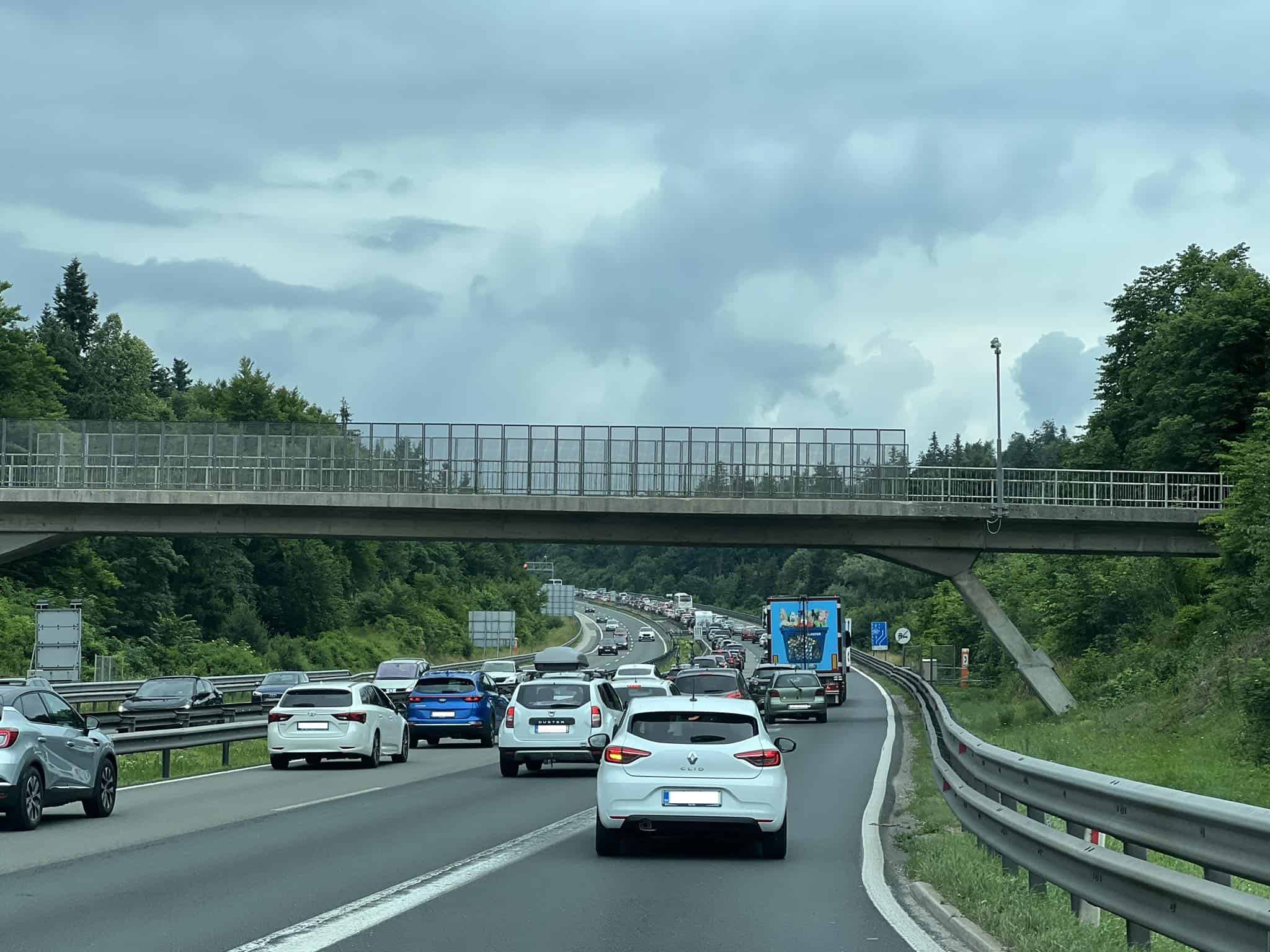 Ob prazničnem koncu tedna pričakovana povečana gostota prometa na cestah
