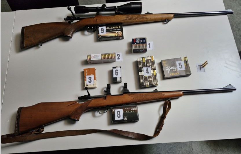 Velenjski policisti občanu zasegli lovski puški in okoli 500 različnih nabojev