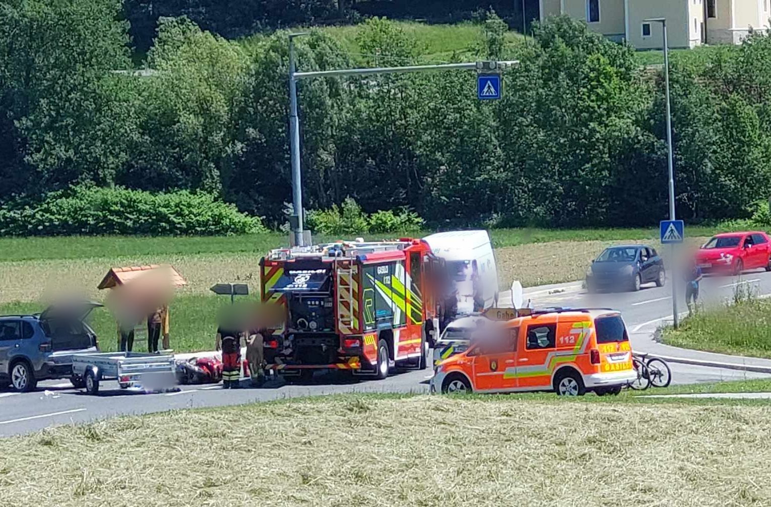 Pri cerkvi v Gaberkah prišlo do prometne nesreče: Cesta zaprta