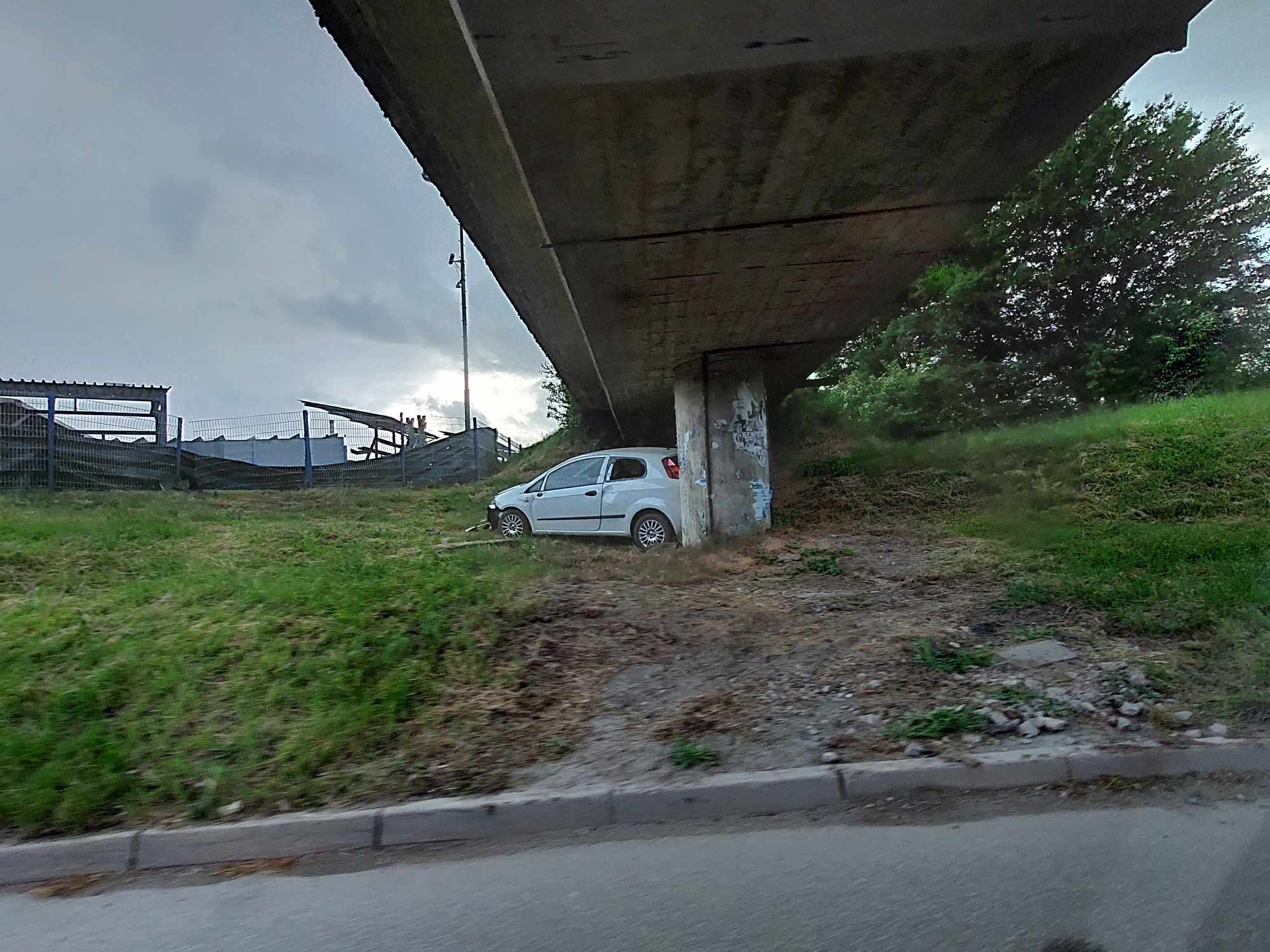 Zaradi prometne nesreče oviran promet pri Esotechu