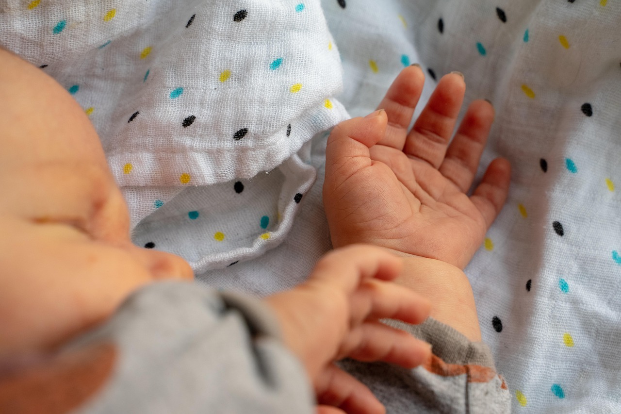 Ob mednarodnem dnevu babic pozivi k nujnemu povečanju števila babic in podpori kadrom v babištvu