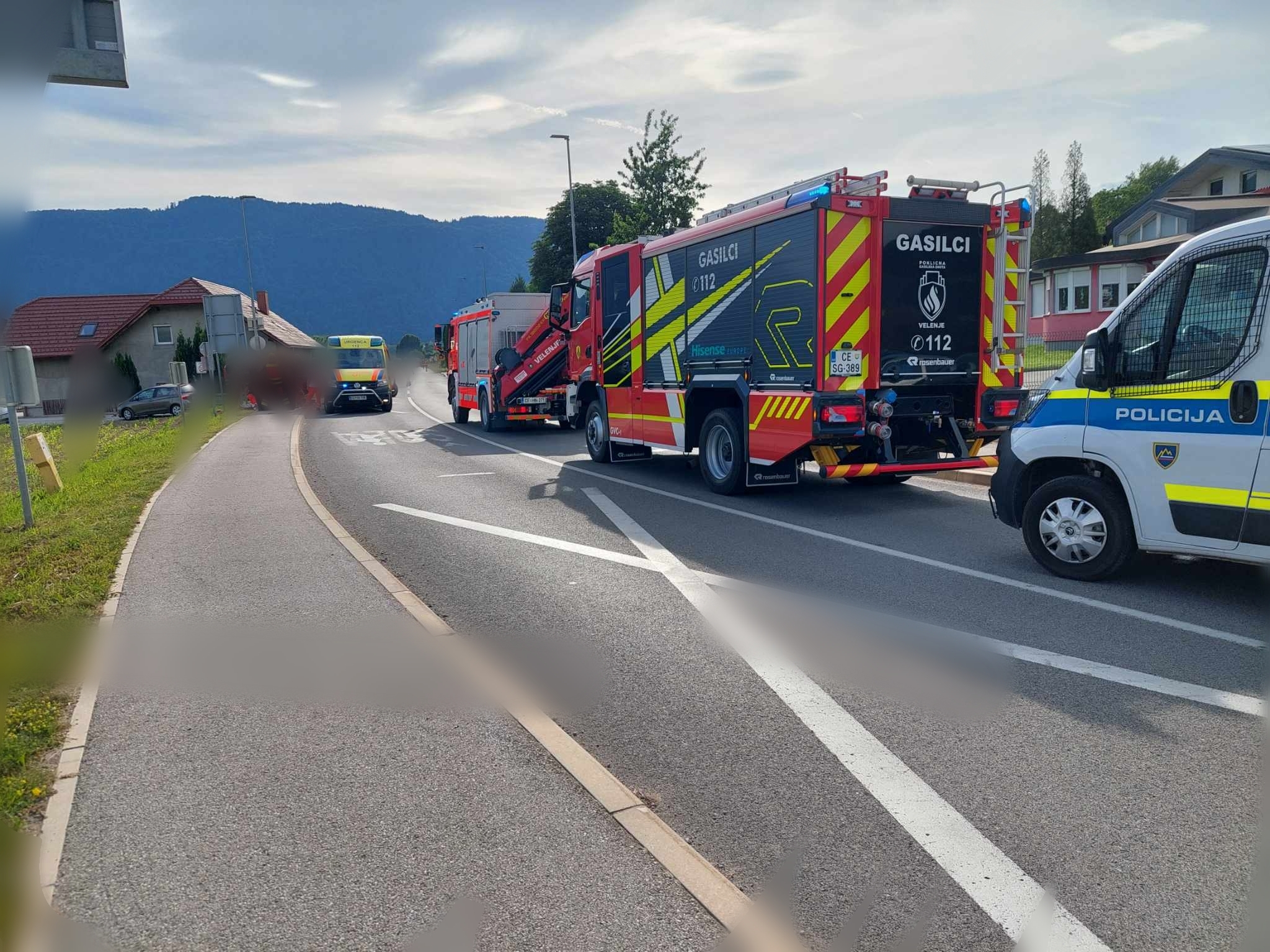 Prometna nesreča v Šmartnem ob Paki – cesta zaprta, na kraju nesreče že helikopter