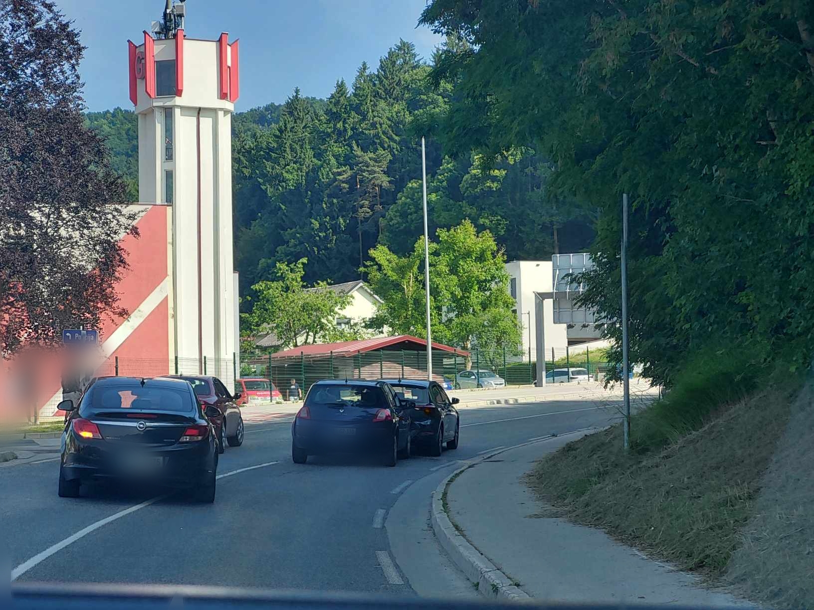 Pri velenjskem gasilskem domu prišlo do prometne nesreče, promet oviran