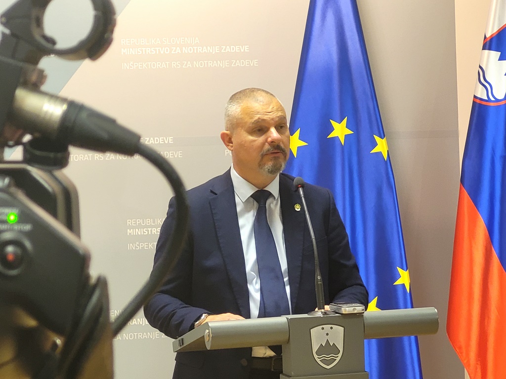 V hišnih preiskavah zaradi davčnih utaj našli večje količine denarja, zlata in ponarejene dokumente