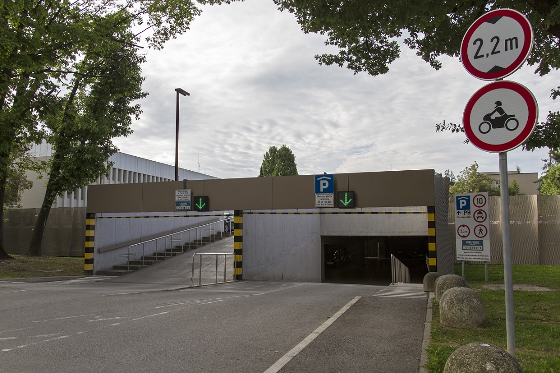 Čiščenje garažnih prostorov v garažnih hišah v polnem teku