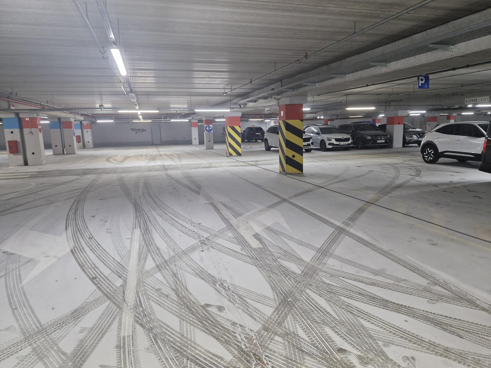 Vandali izpraznili gasilne aparate v kletni etaži garažne hiše Mercator