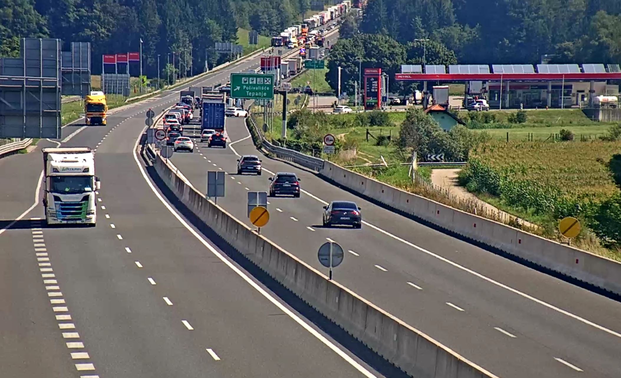 V hudi prometni nesreči na štajerski avtocesti umrlo pet oseb