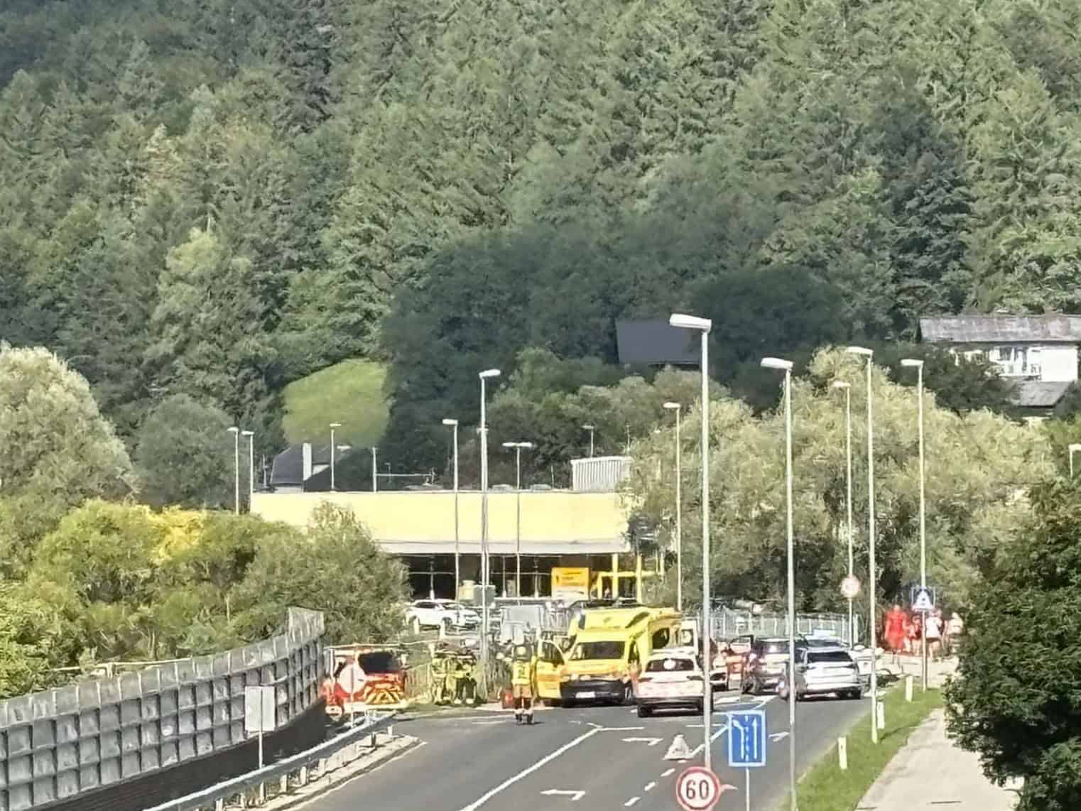 V prometni nesreči na Koroškem umrl 82-letni kolesar