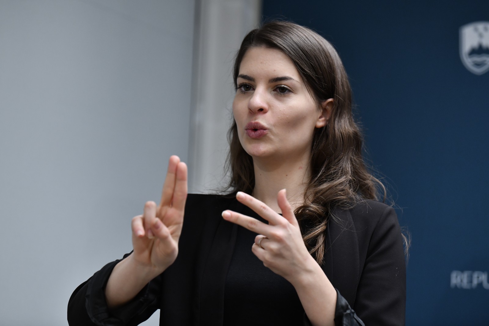 Ob mednarodnim tednu gluhih poudarek na pomembnosti znakovnega jezika