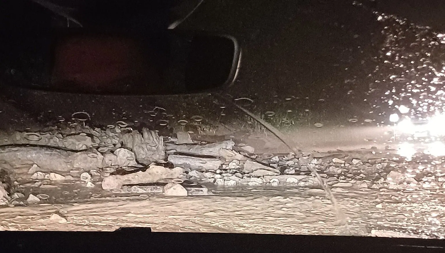 Previdno: Cesta skozi Hudo luknjo zaprta zaradi plazu