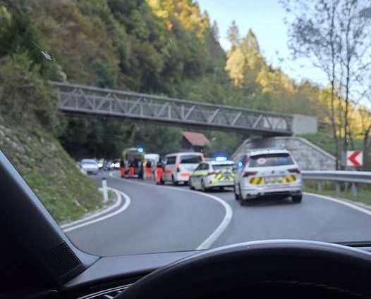 Previdno: Prišlo je do prometne nesreče v Hudi luknji