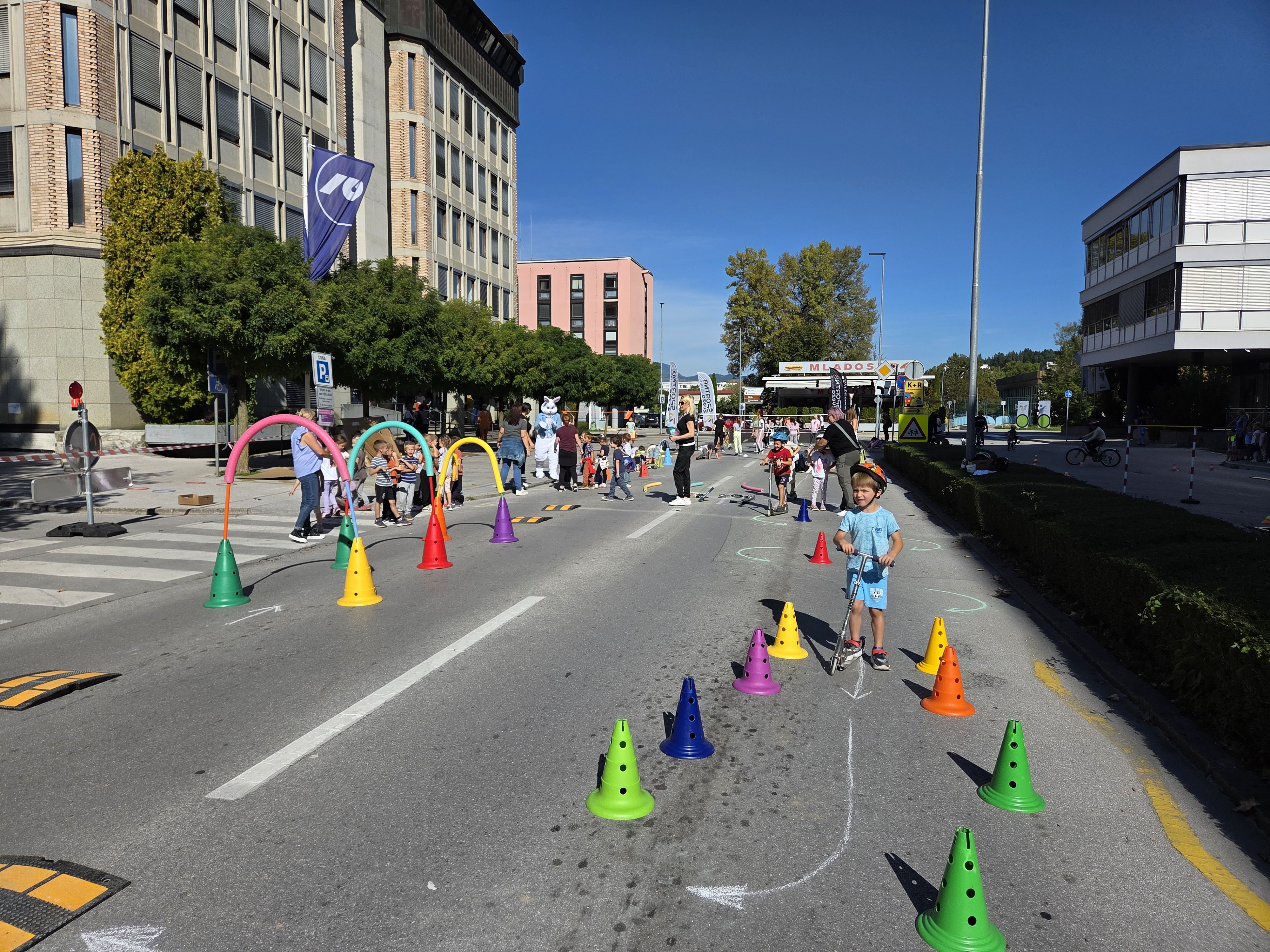 FOTO: Ob dnevu brez avtomobila Rudarsko cesto zavzeli otroci