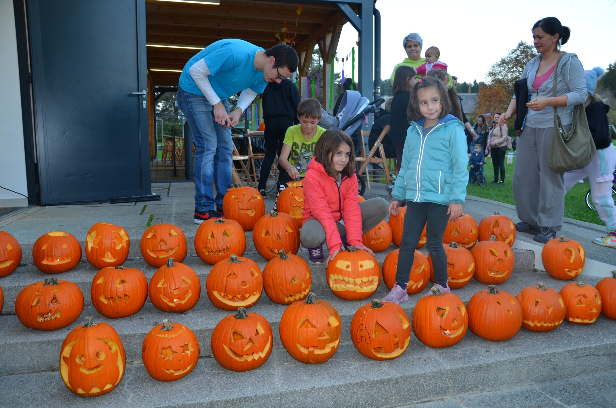 Pred vrati je tradicionalna družinska delavnica Buče, buče ...