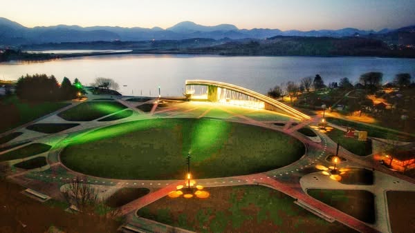 Vista bo danes odeta v zeleno barvo