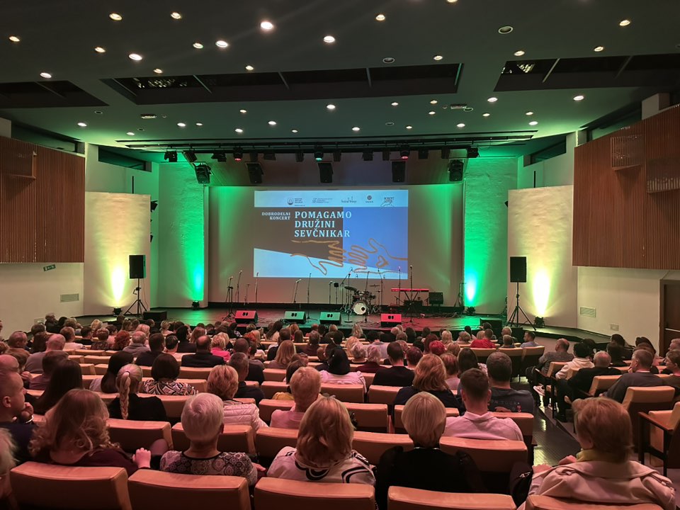 Na dobrodelnem koncertu za družino Sevčnikar zbrali 4280 evrov