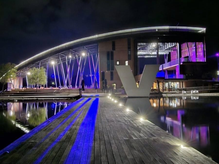 Vista ob Mednarodnem dnevu otrok, umrlih med nosečnostjo ali kmalu po rojstvu odeta v modro in roza barvo