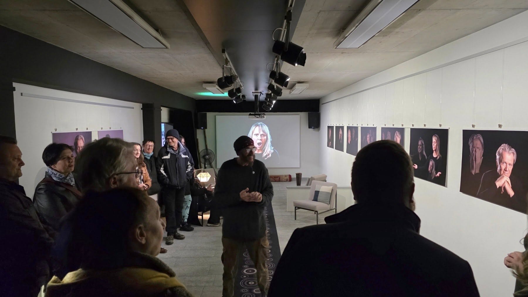 V Galeriji Fbunker si lahko ogledate fotografsko razstavo \"Najina ednina\" avtorice Lidije Polajžer