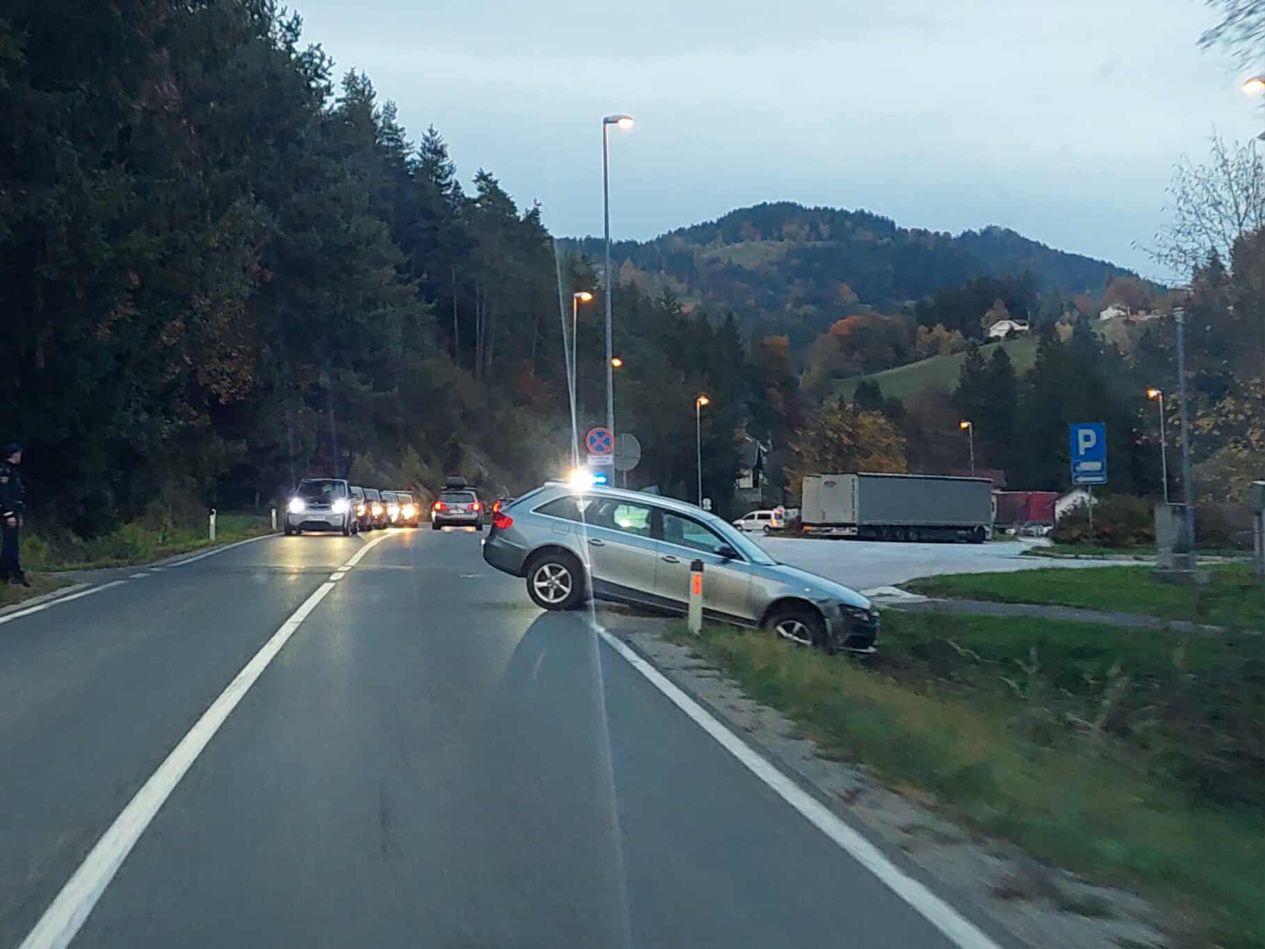 Pod Mislinjskim klancem prišlo do prometne nesreče; promet poteka izmenično enosmerno