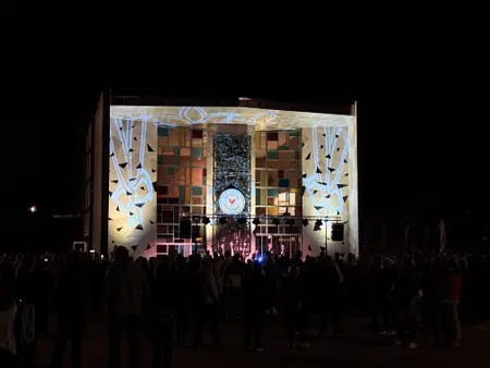 Danes bo na travniku pri domu Kulture nastopila skupina Ringlšpil