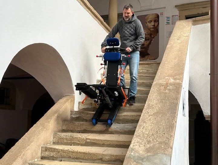 Nova pridobitev Muzeja Velenje: Stopniščni vzpenjalnik bo gibalno oviranim omogočal lažji dostop do razstavnih prostorov