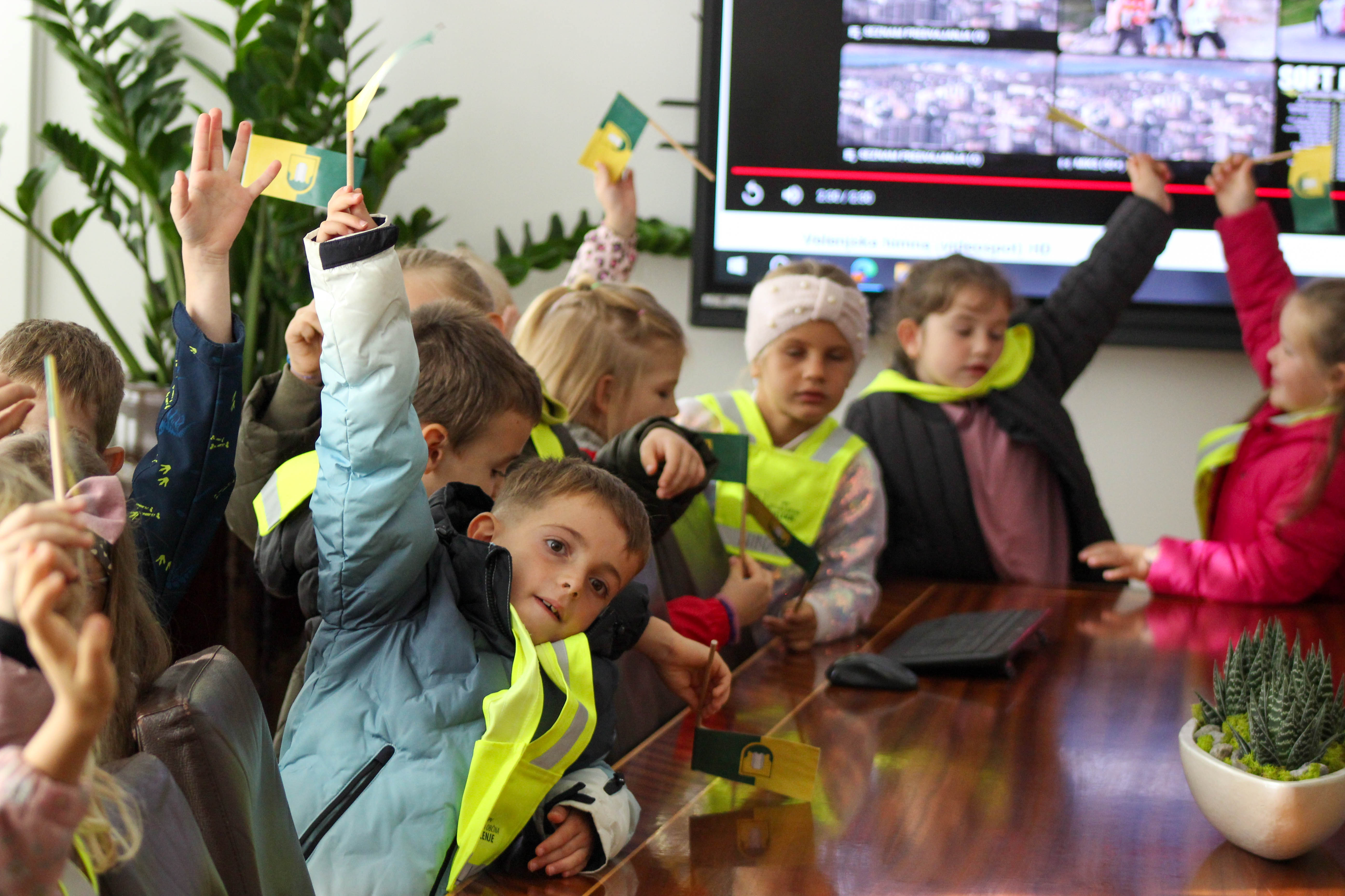 (FOTO) Velenjski prvošolčki na obisku pri županu