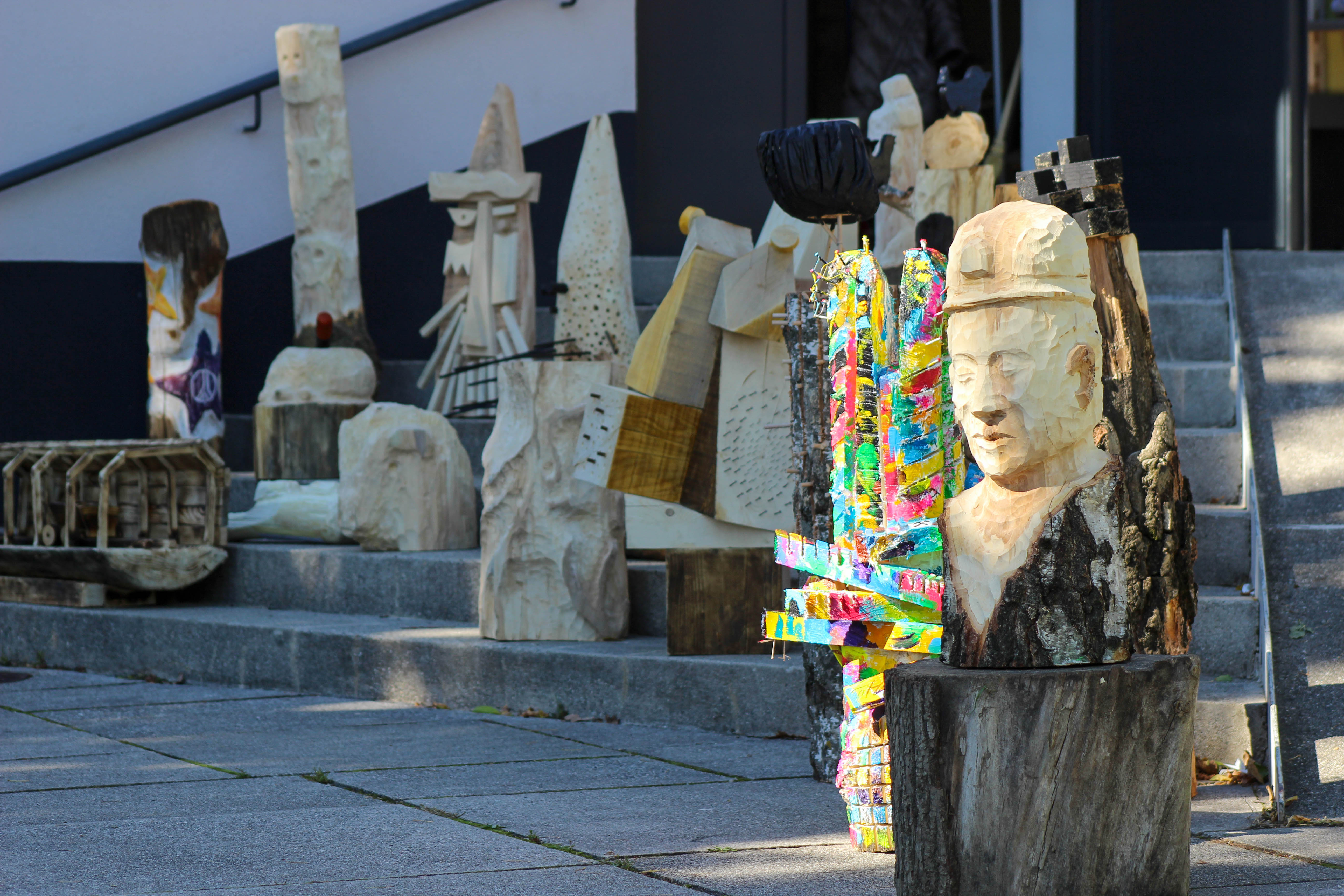 Dela, ustvarjena na 52. Mali Napotnikovi koloniji, na ogled v Knjižnici Velenje
