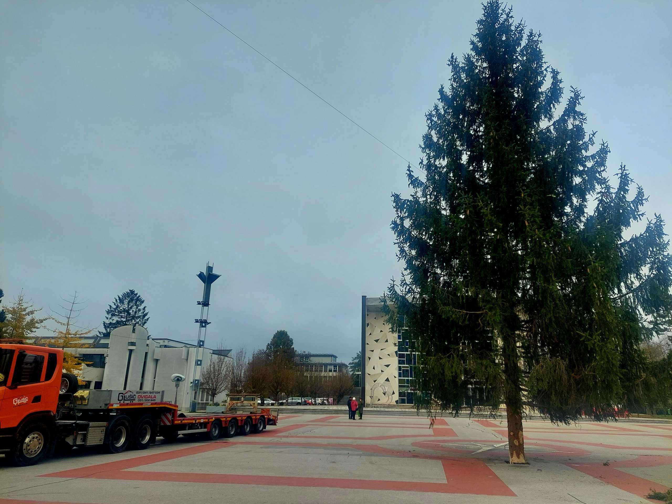 Že naslednji teden bo Titov trg krasila novoletna smreka, ki napoveduje vstop v Čarobni december