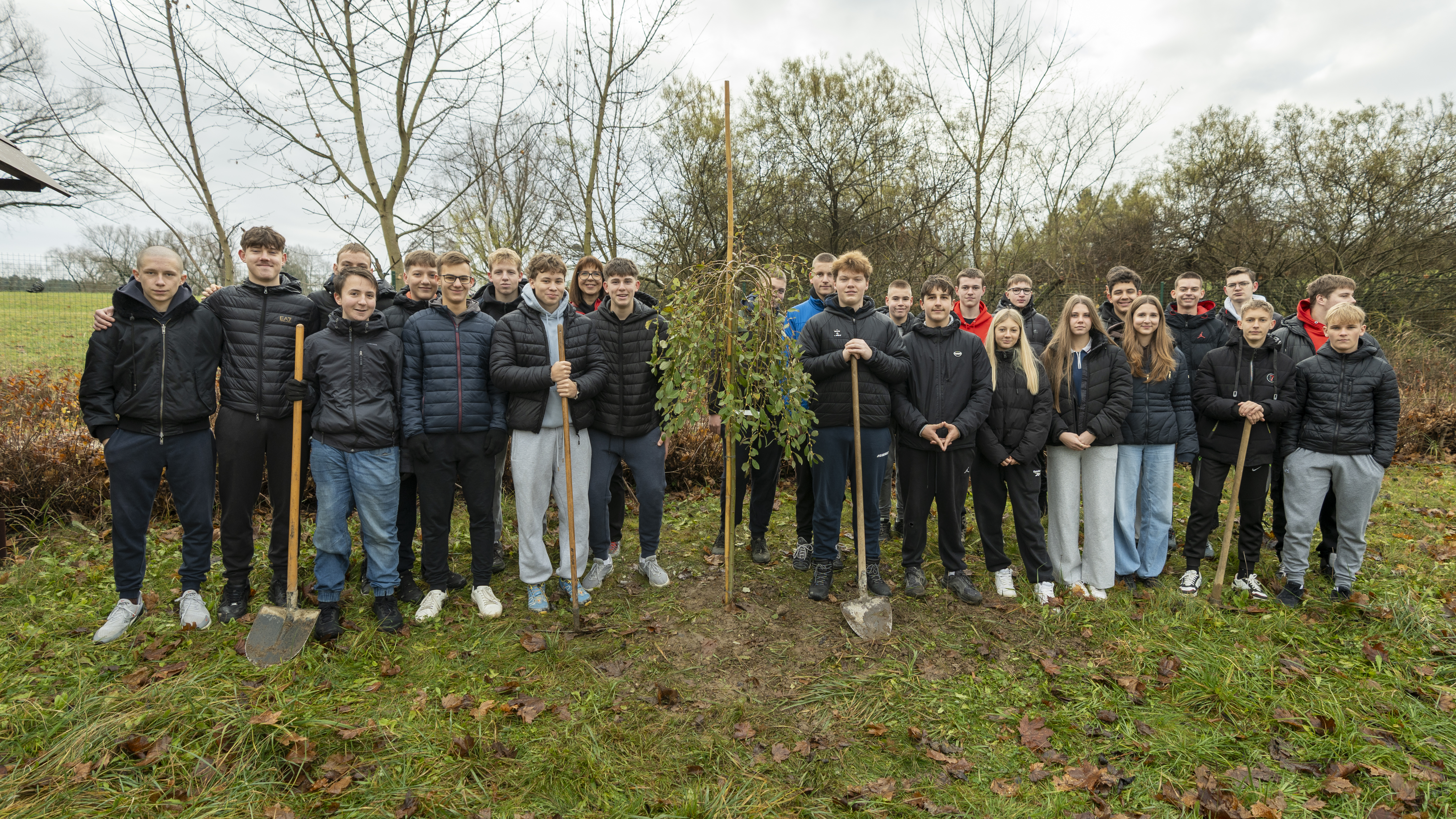 Dijaki nadaljujejo tradicijo: V Okoljevarstvenem gaju ob Velenjskem jezeru posadili vrbo