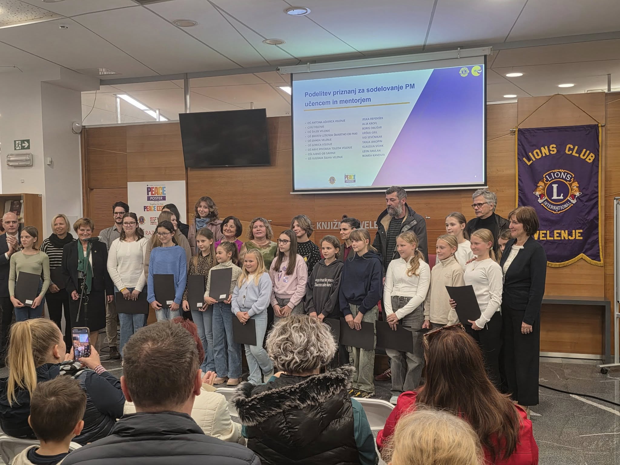 V velenjski knjižnici odprli razstavo Plakat in esej miru 2025/2026 - Skupaj smo eno