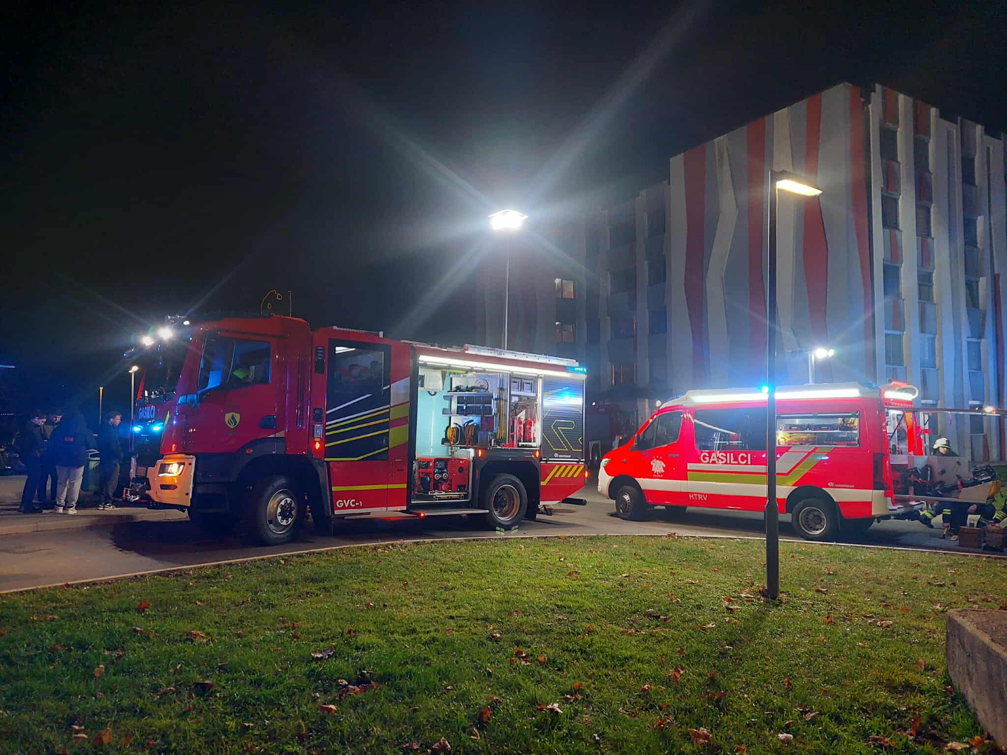 FOTO: V teku obsežna gasilsko-reševalna vaja na območju Efenkove ulice