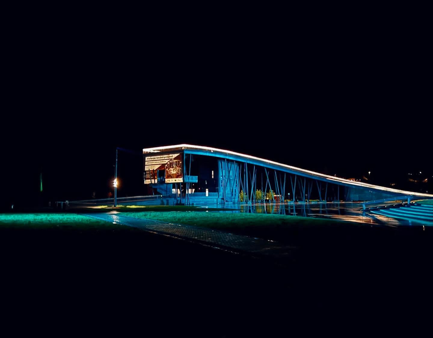 V podporo boja proti raku materničnega vratu bo Vista danes in jutri odeta v turkizno barvo