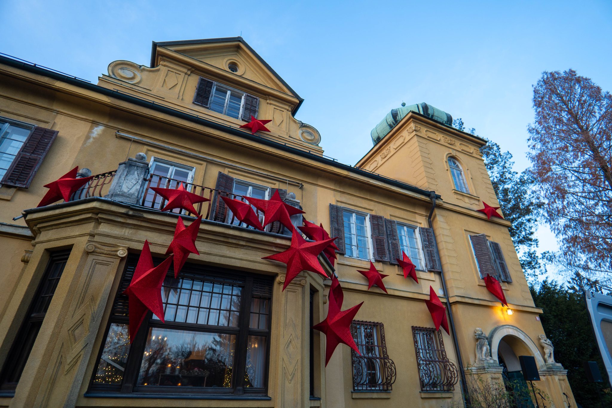 (FOTO in VIDEO) Adventna pravljica: Dvorec Gutenbuchel zažarel v praznični podobi
