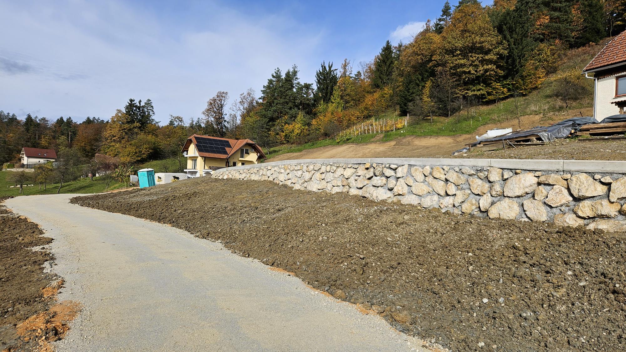 Sanirani plazovi in lokalna cesta v Šentilju