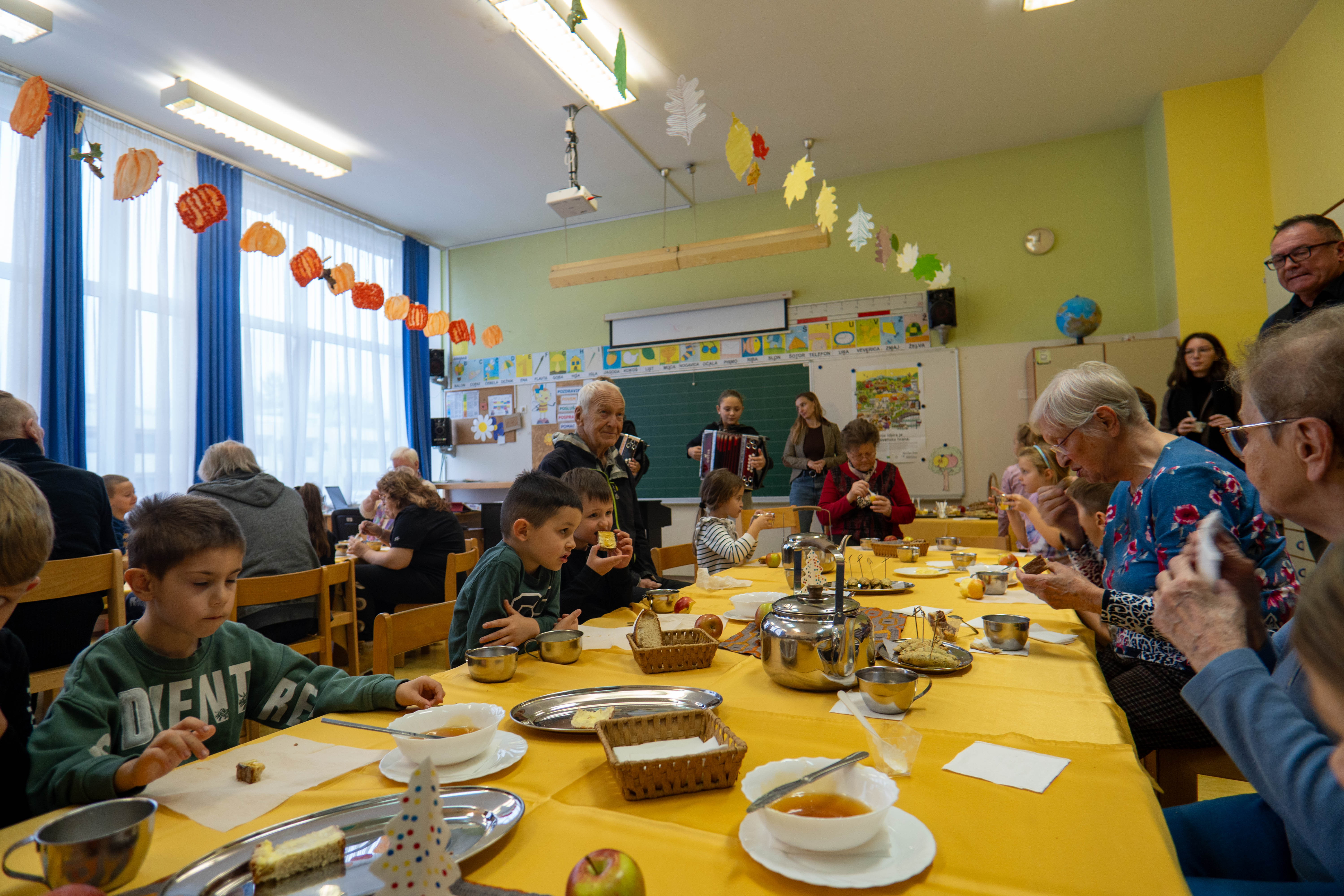 FOTO IN VIDEO: Velenjski šolarji in vrtčevski otroci dan začeli s tradicionalnim slovenskim zajtrkom