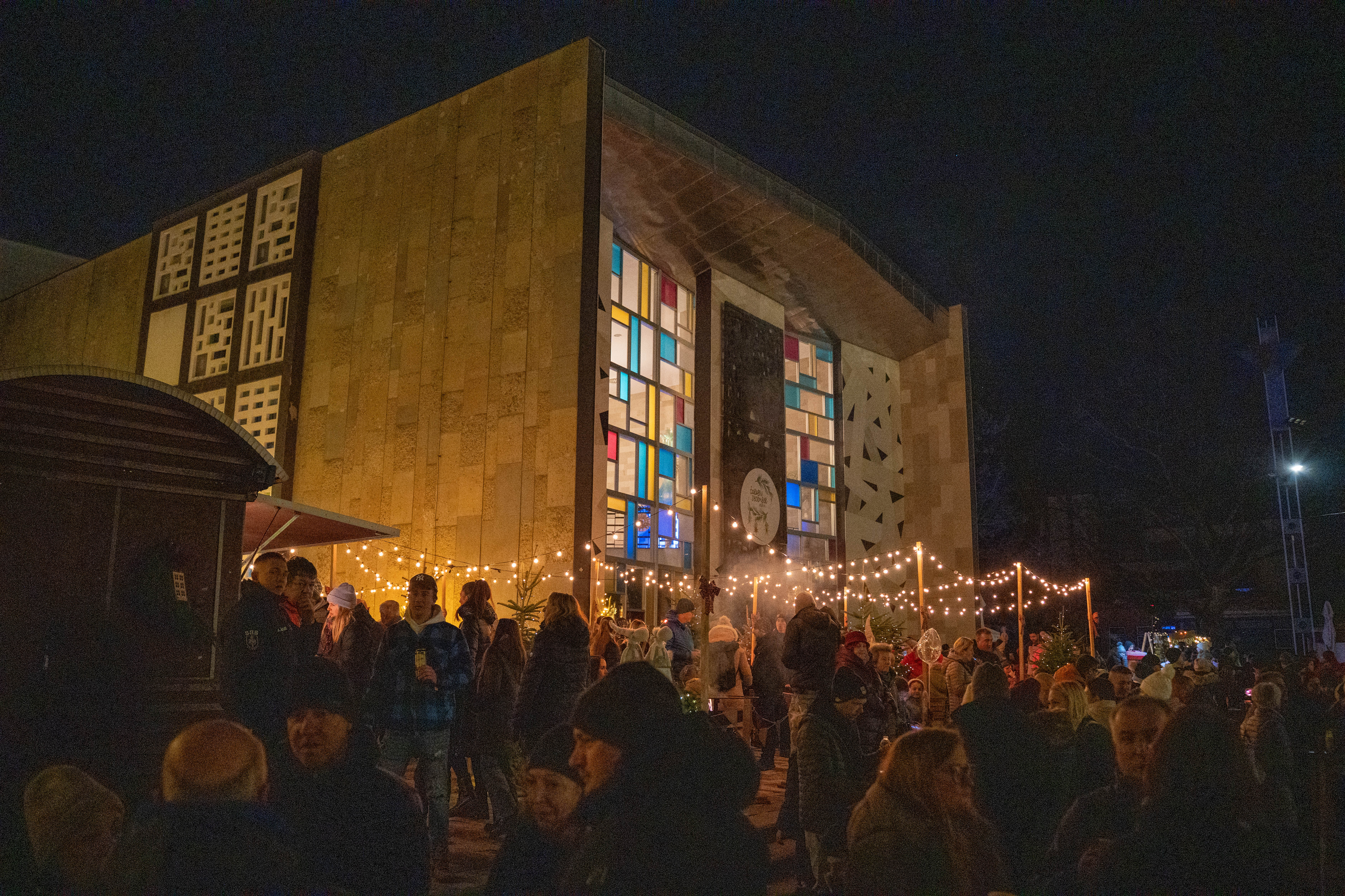 Praznična ploščad vabi: Večer v ritmu večnih melodij z Danijem Gregorcem