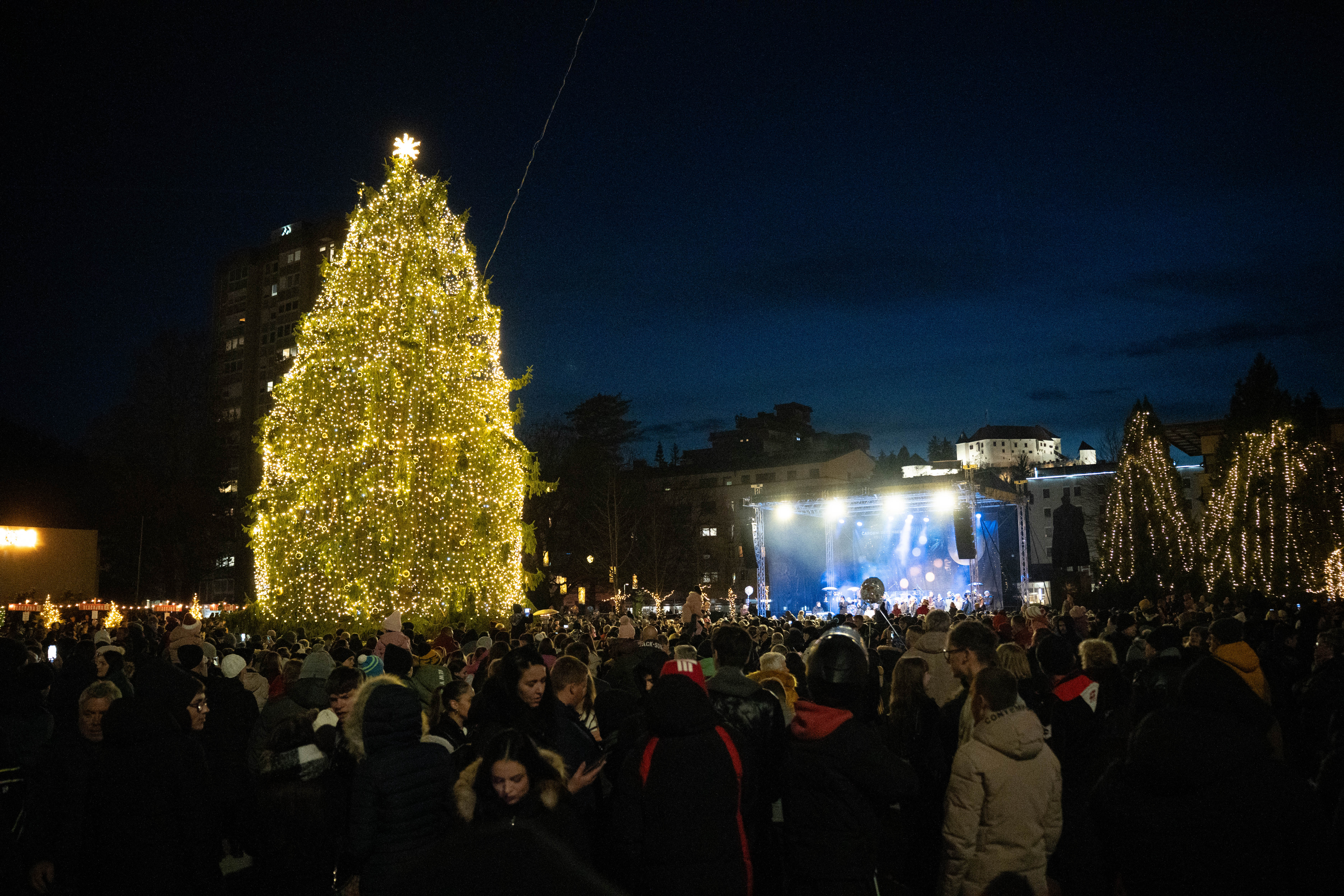 FOTO: Velenje zažarelo v praznični podobi