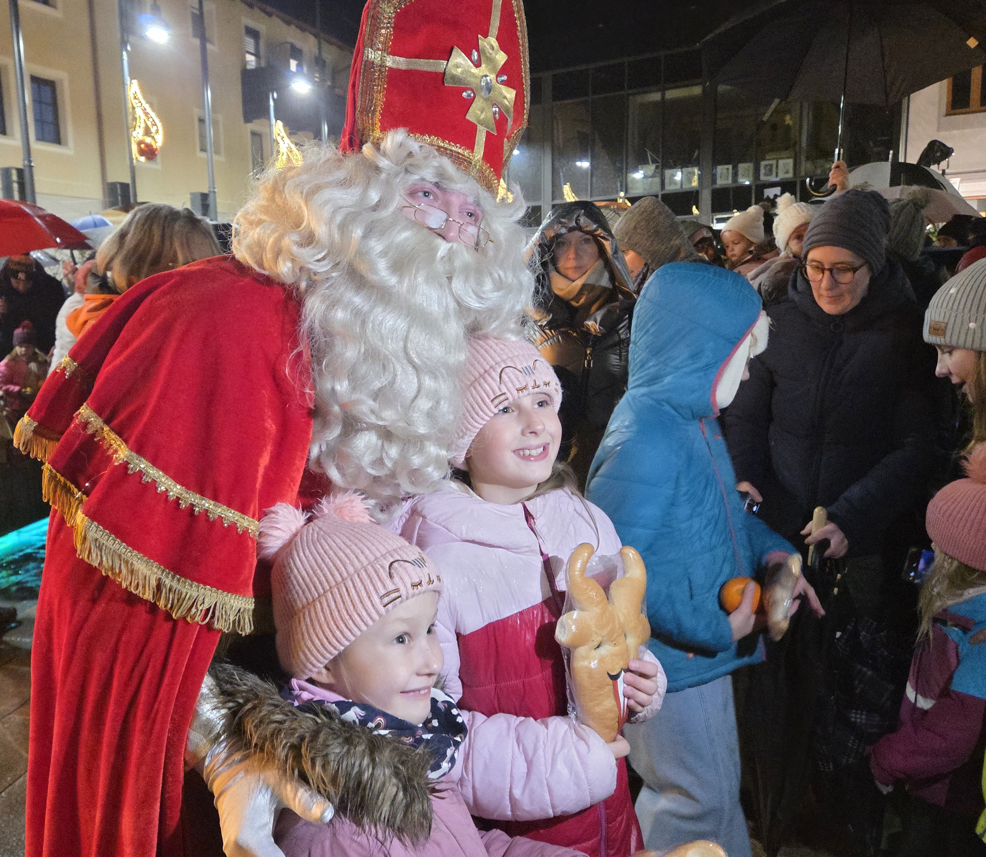 Danes goduje Sveti Miklavž, ki simbolizira darežljivost