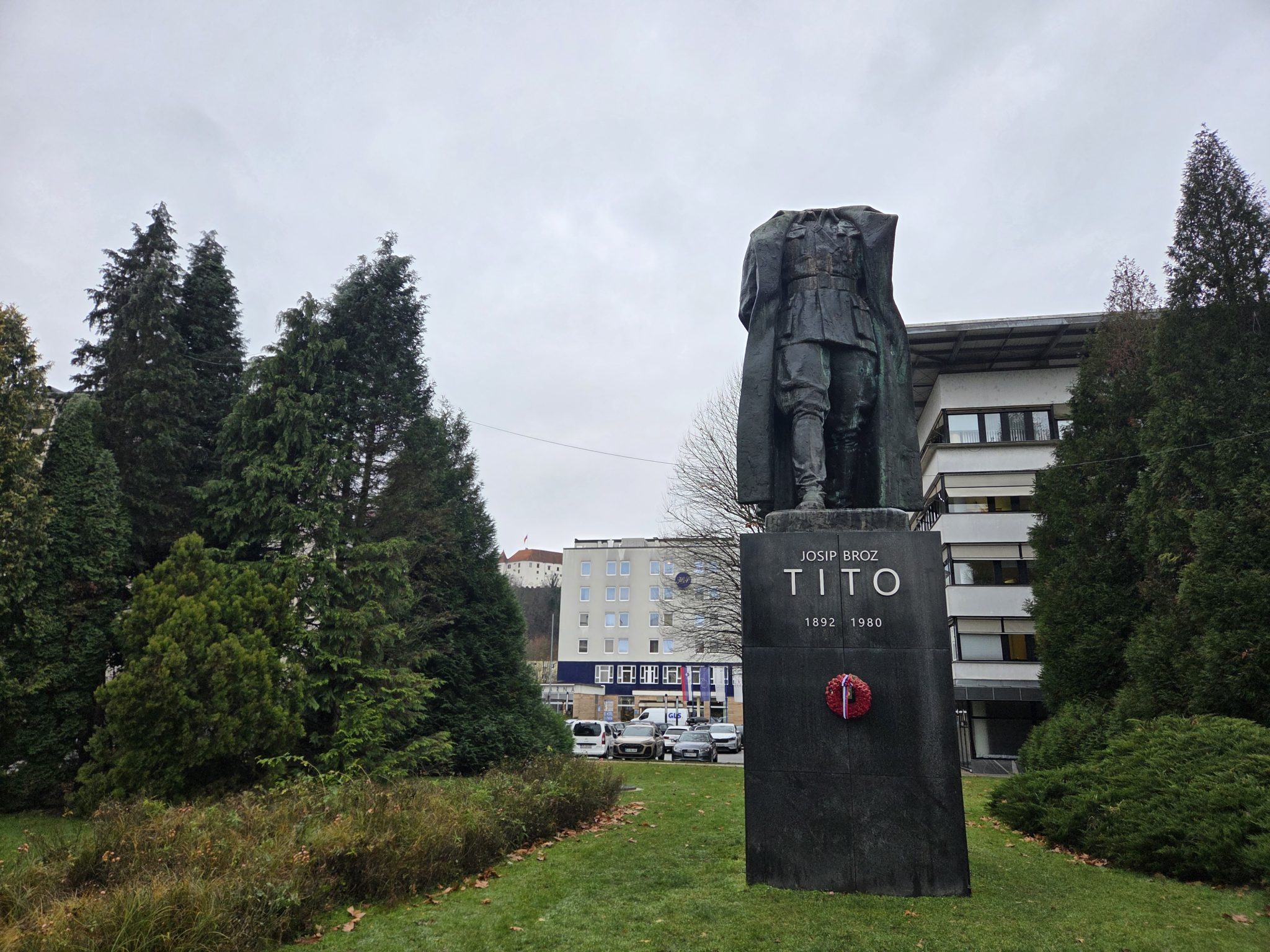 "Rablju" Titovega kipa v Velenju grozi večletna zaporna kazen