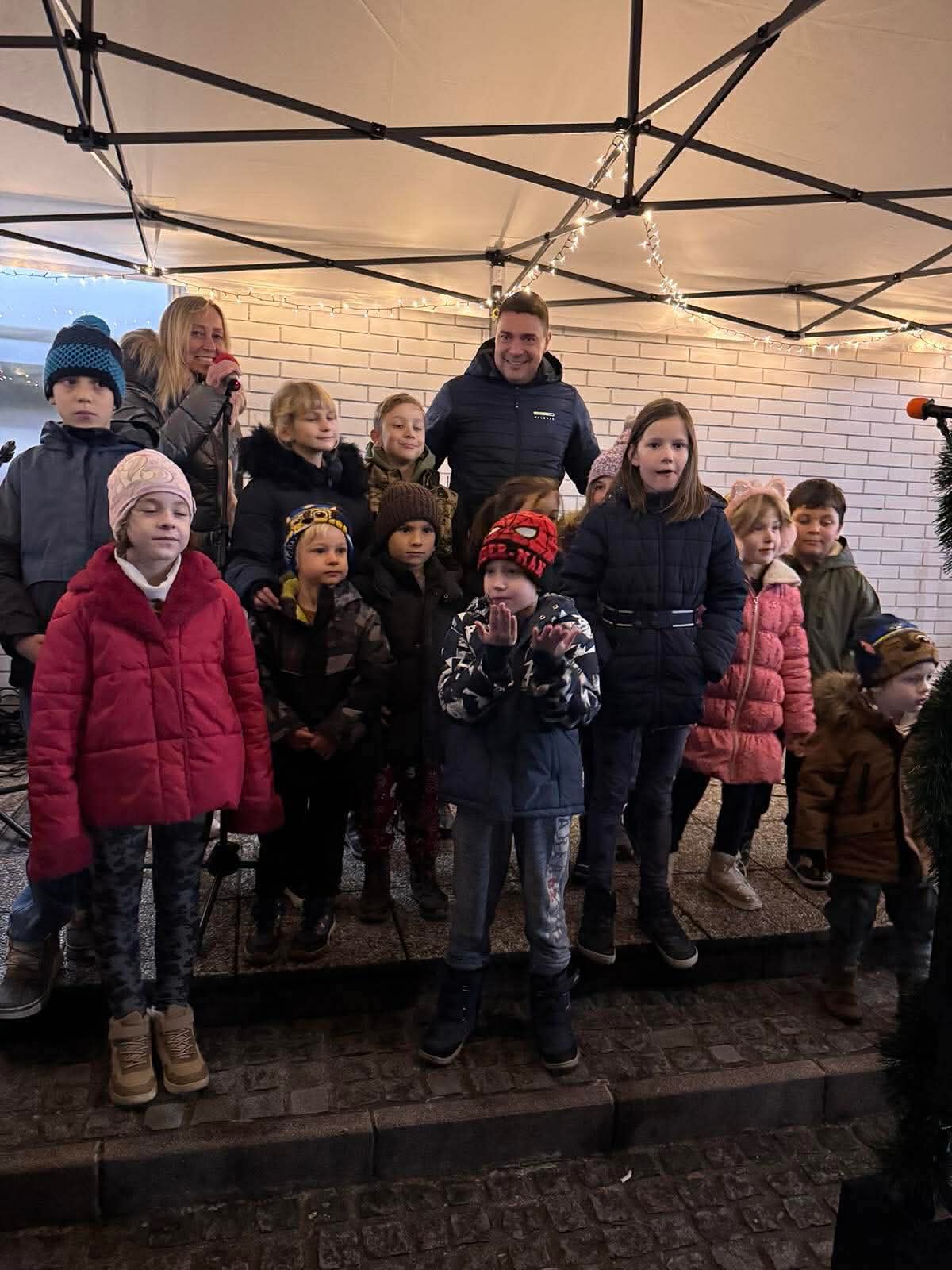 Mestna četrt Desni breg včeraj zasijala v prazničnih lučkah