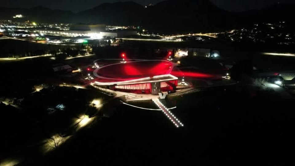 Ob svetovnem dnevu aidsa je Vista danes obarvana rdeče