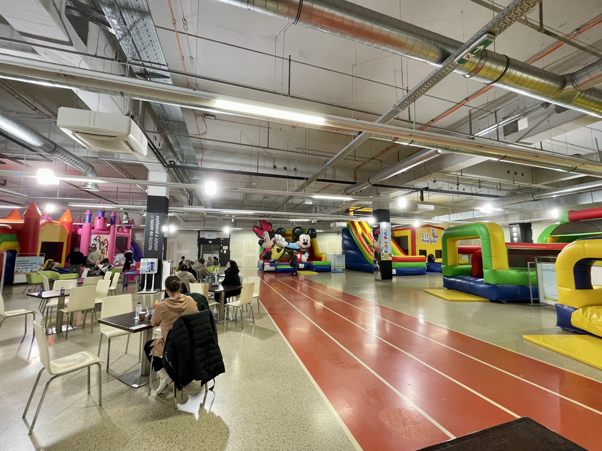1000 m² zabave za otroke: V Velenjki vrata odprla nova igralnica z napihljivimi igrali