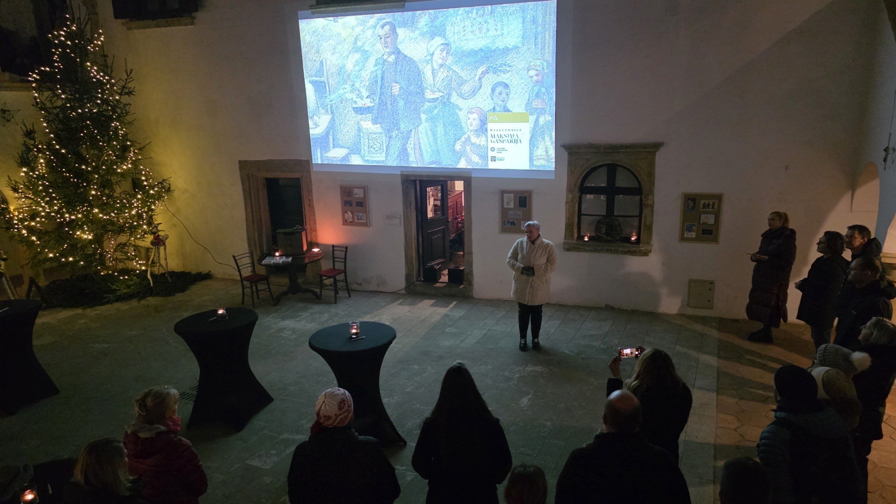 Na Velenjskem gradu odprli razstavi Gasparijevih razglednic in čeških jaslic