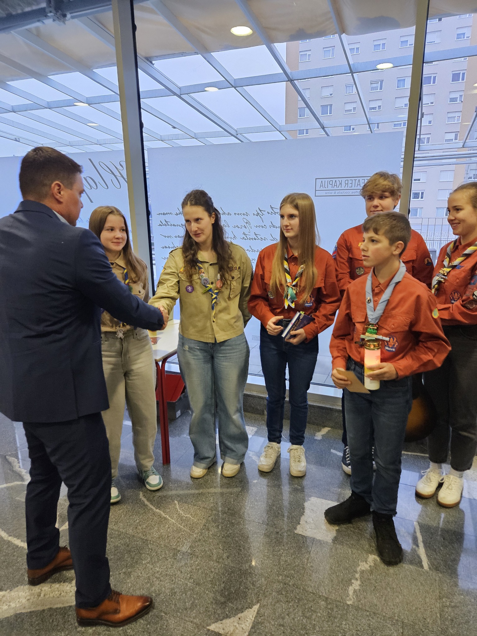 Luč miru iz Betlehema zasijala tudi v Velenju