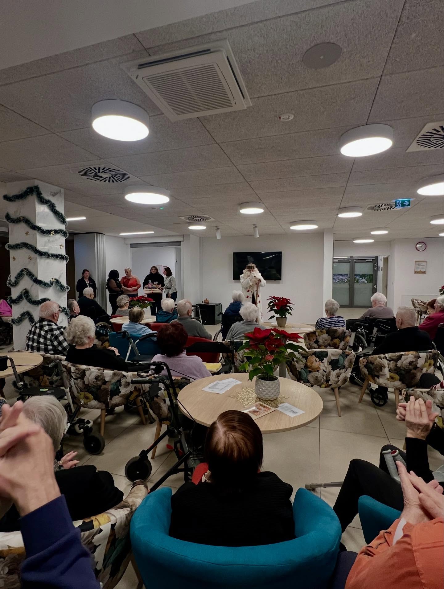 Čarobni december: Dedek Mraz obiskal Velenje