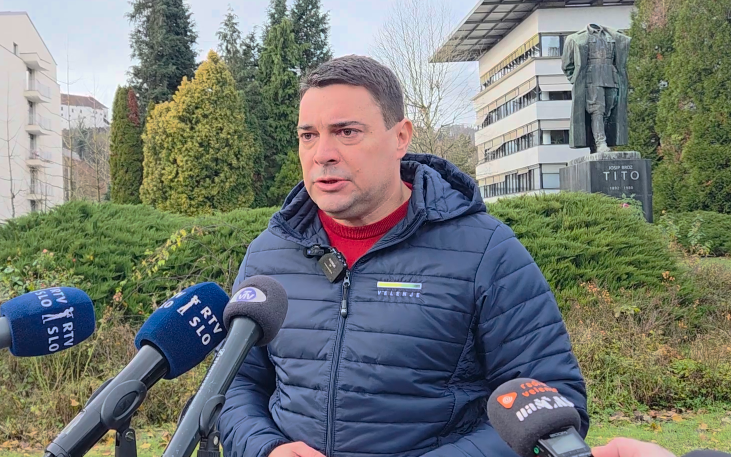 (VIDEO) Vandal obglavil spomenik Tita: Odziv župana Petra Dermola