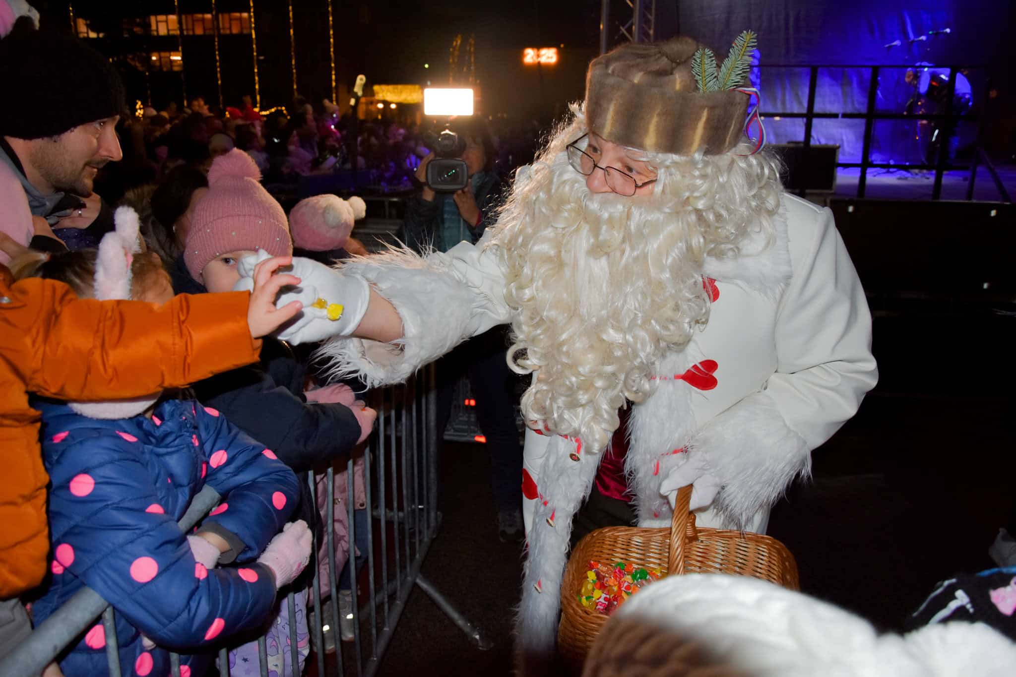 Velenjski čarobni koledar danes vabi na koncert Dejan Dogaja banda, pride tudi Dedek Mraz