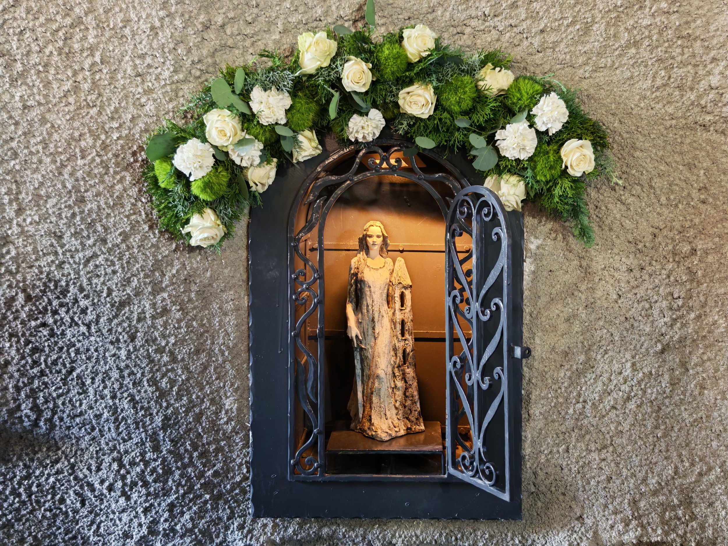 FOTO: Ob severnem portalu predora Vodriž postavili kapelico sv. Barbare