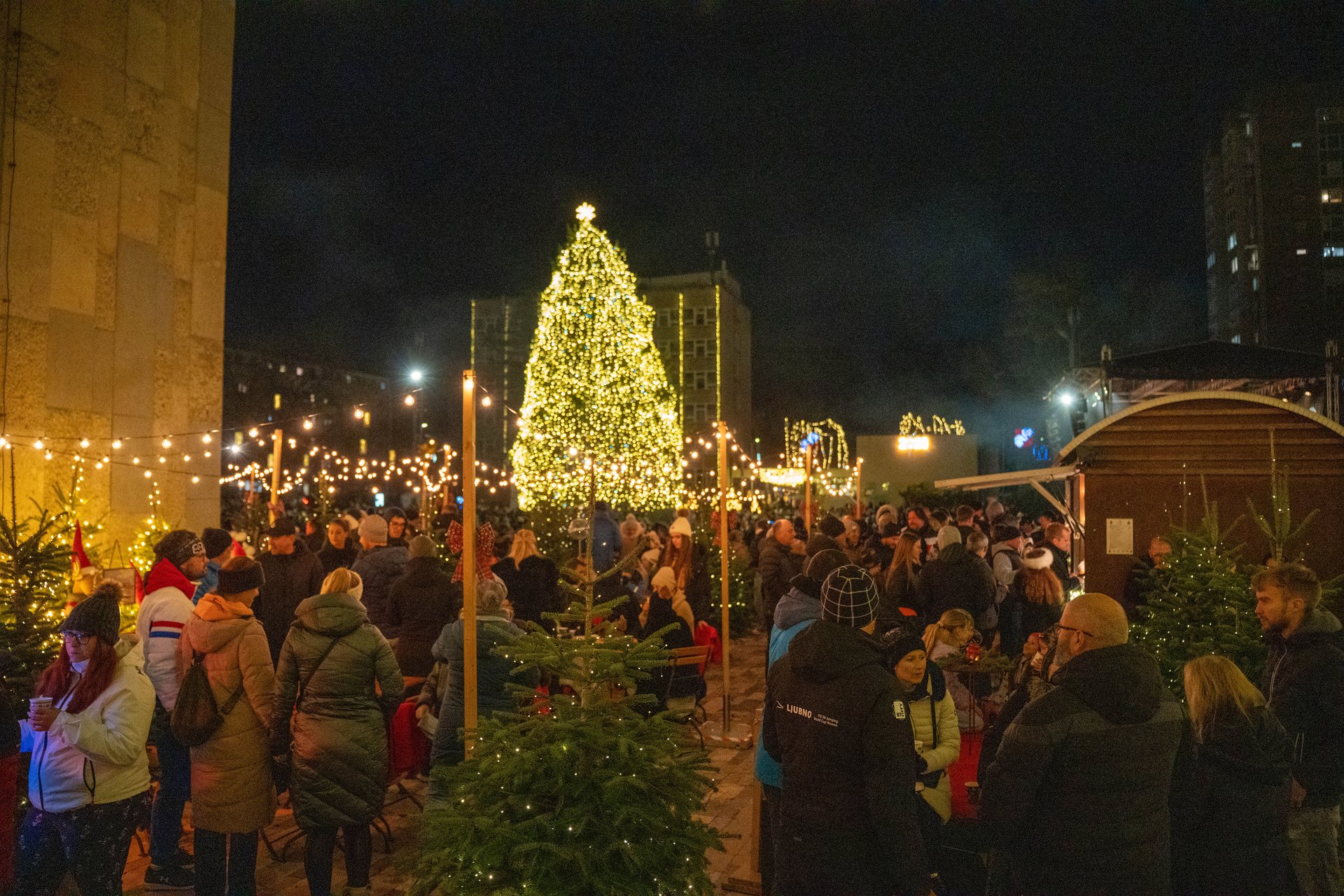 Decembrski utrip na Praznični ploščadi
