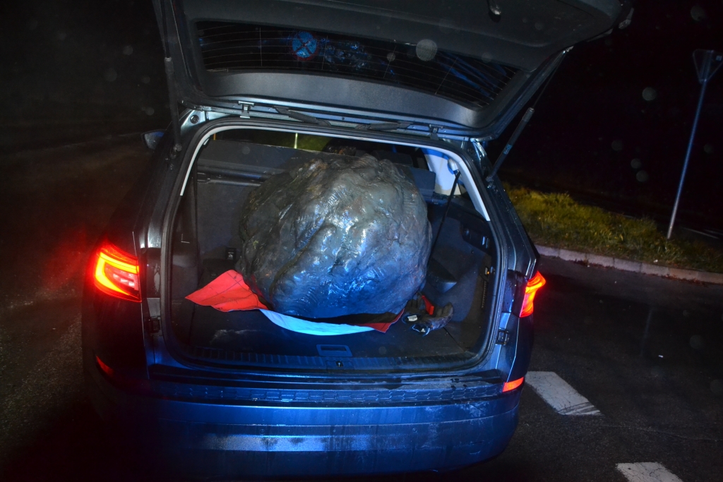 Velenjska policista ponoči ustavila voznika, ki je obglavil spomenik Tita