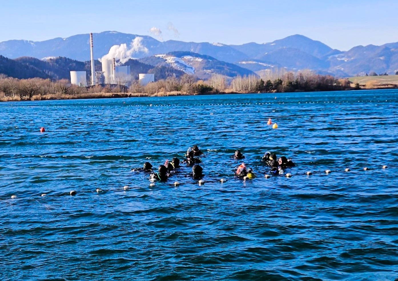 Potapljači pod gladino Velenjskega jezera tradicionalno nazdravili novemu letu #utrinek